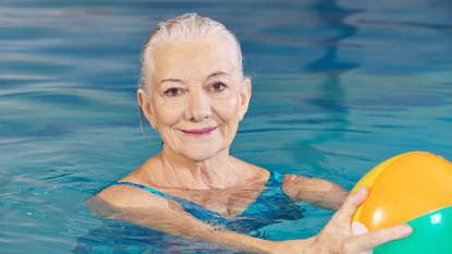 senior woman with water ball in pool senior woman with water ball in pool (Fotolia.com)
