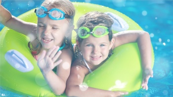 Kinder im Schwimmbad