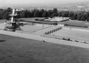 Das Schwarzenbergbad im Jahr 1959 schön gelegen auf dem Rotenbühl. (Bild Stadtwerke Saarbrücken). Totobad