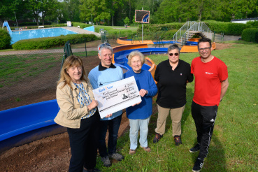 Scheckübergabe. V.l.: Gabriele Scharenberg-Fischer (Geschäftsführerin SW Bäder), Uwe Heinzel, Katharina Habelitz, Gabriele Bergau (Förderverein Totobad), Thomas Schadt (SW Bäder) Image