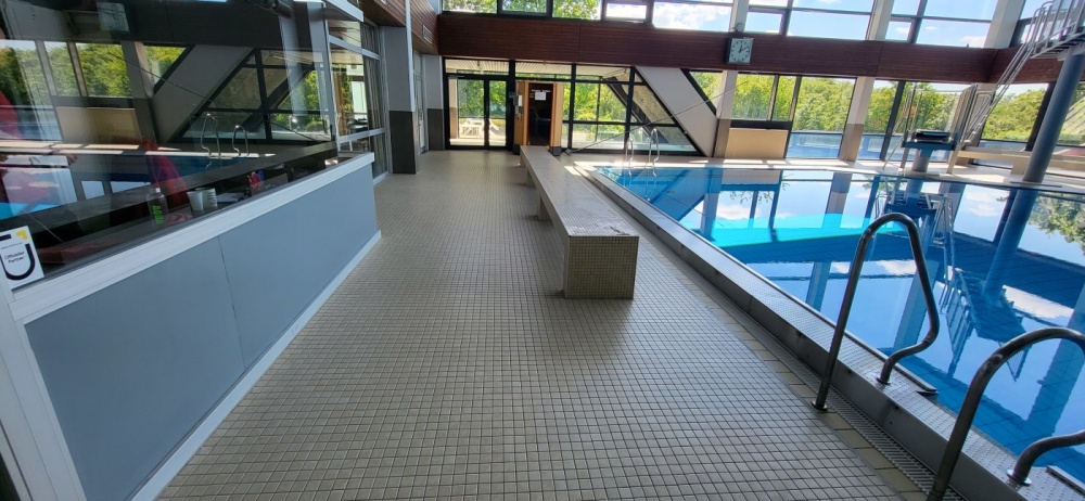 Hallenbad und Aufsicht Hallenbad und Aufsicht